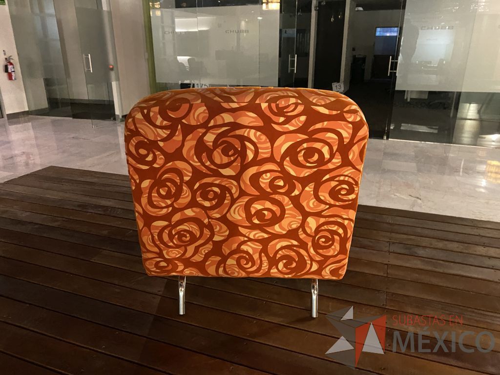 Lote 072 - Sillón de 1 plaza con 4 patas metálicas, asiento y respaldo en tela color naranja con rojo - Imagen 8