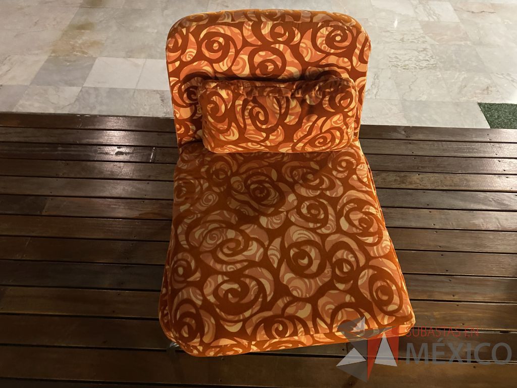 Lote 072 - Sillón de 1 plaza con 4 patas metálicas, asiento y respaldo en tela color naranja con rojo - Imagen 9