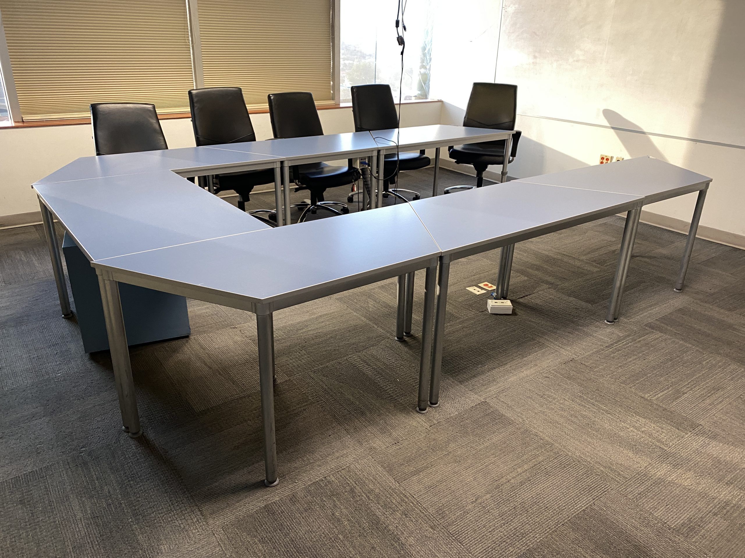 Lote 016 - Mesa de sala de juntas en herradura en 7 piezas con base metálica y 2 Escritorios con base metálica y cubierta color café