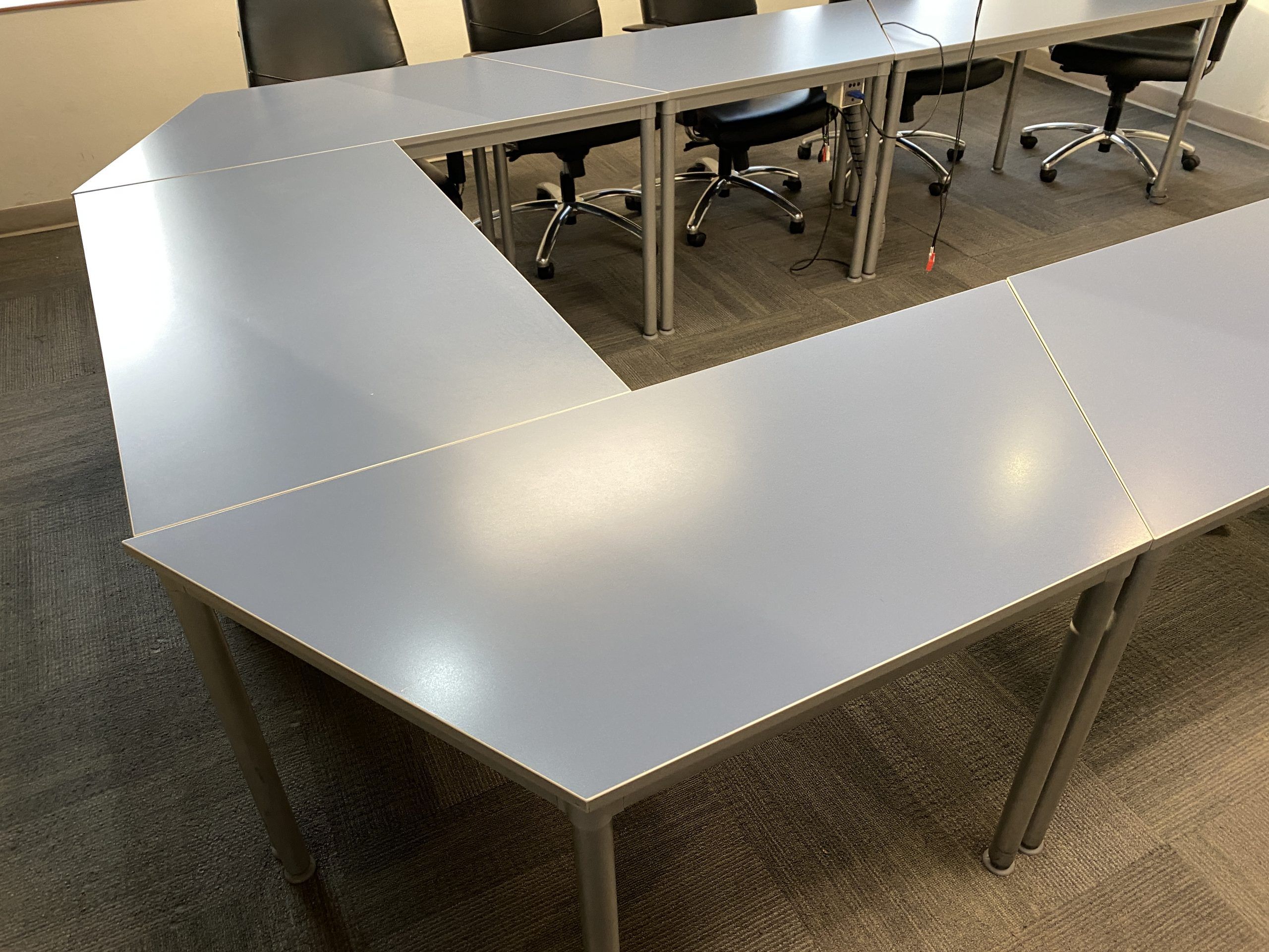 Lote 016 - Mesa de sala de juntas en herradura en 7 piezas con base metálica y 2 Escritorios con base metálica y cubierta color café - Imagen 11