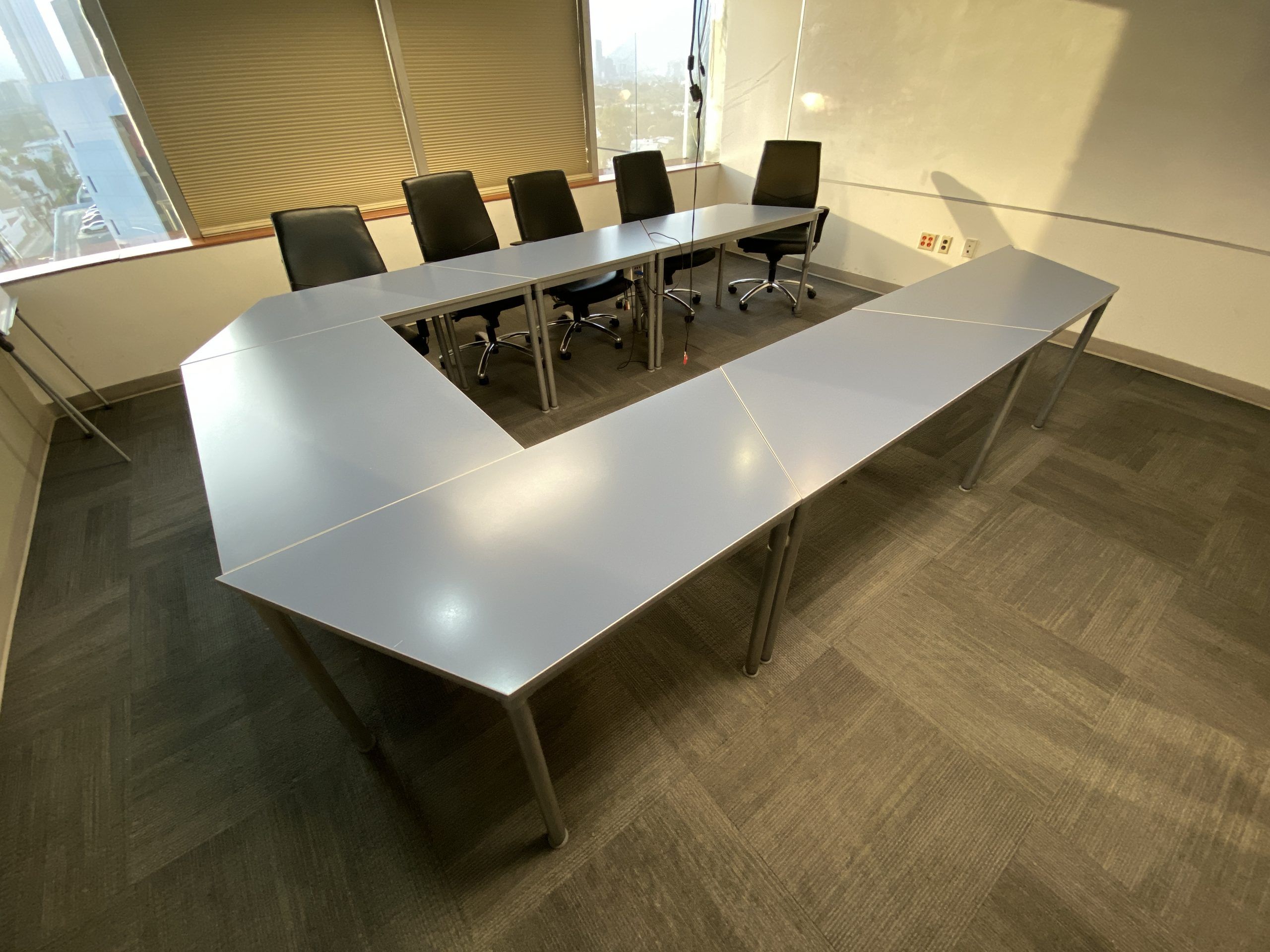 Lote 016 - Mesa de sala de juntas en herradura en 7 piezas con base metálica y 2 Escritorios con base metálica y cubierta color café - Imagen 12
