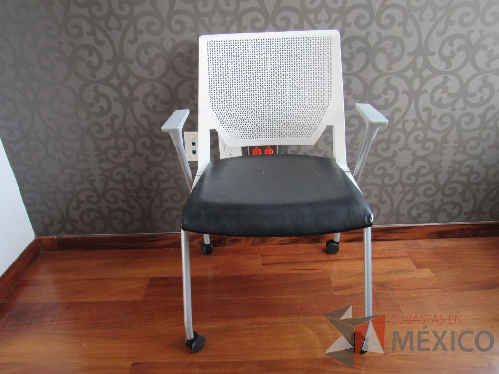 Lote 071 - 5 Sillas de visita con ruedas, asiento tipo piel color negro.y respaldo color blanco - Imagen 2
