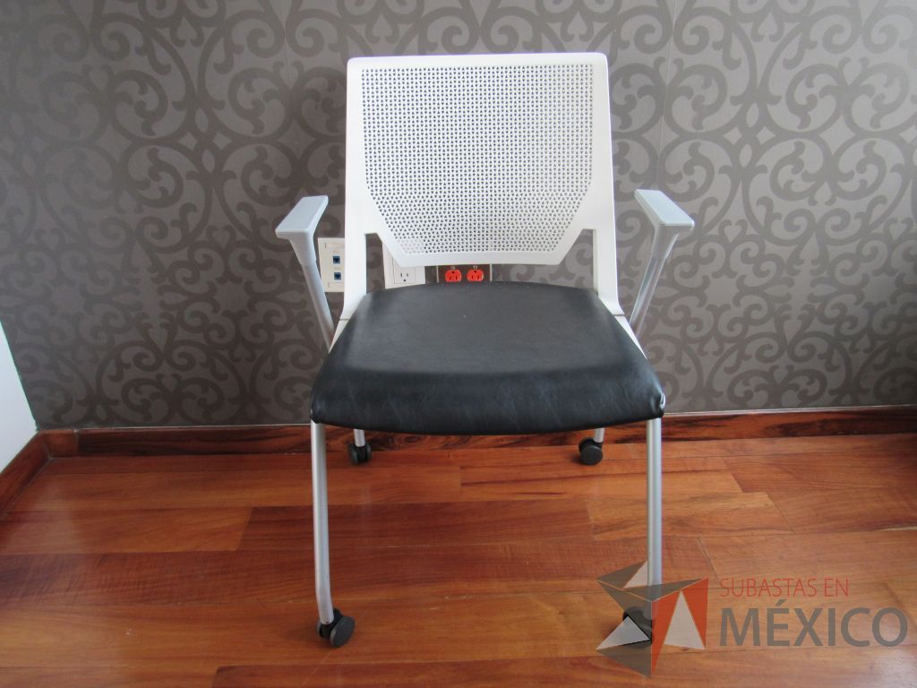 Lote 071 - 5 Sillas de visita con ruedas, asiento tipo piel color negro.y respaldo color blanco