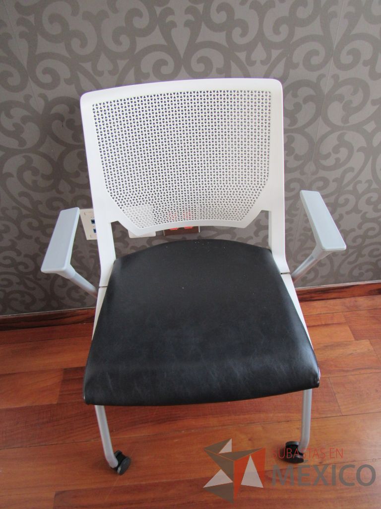 Lote 071 - 5 Sillas de visita con ruedas, asiento tipo piel color negro.y respaldo color blanco - Imagen 3