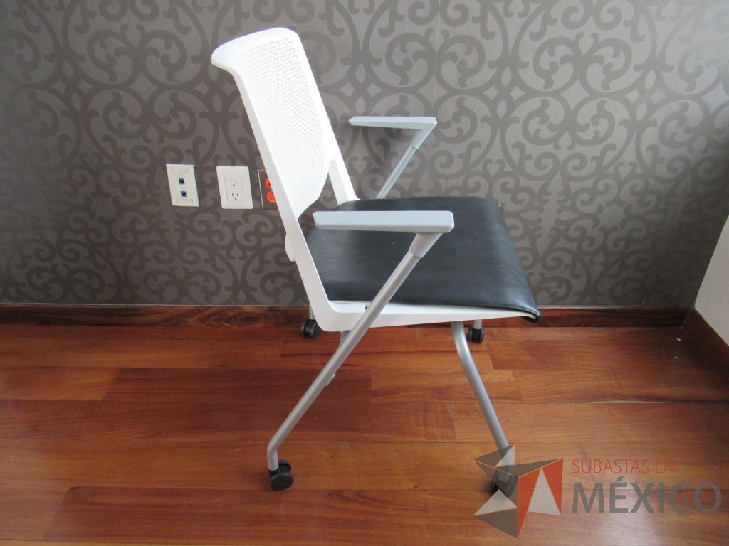 Lote 071 - 5 Sillas de visita con ruedas, asiento tipo piel color negro.y respaldo color blanco - Imagen 4