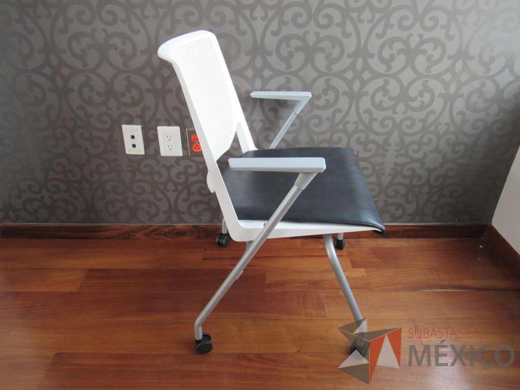 Lote 071 - 5 Sillas de visita con ruedas, asiento tipo piel color negro.y respaldo color blanco - Imagen 5