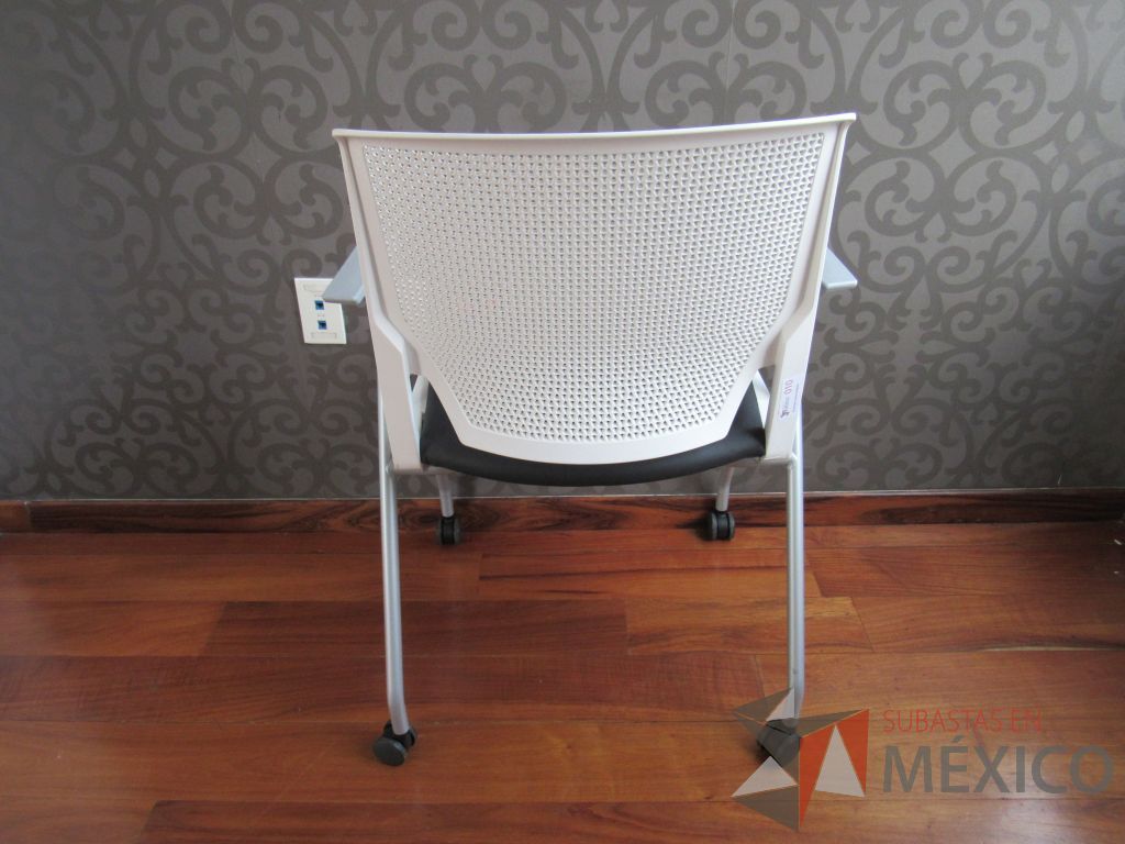 Lote 071 - 5 Sillas de visita con ruedas, asiento tipo piel color negro.y respaldo color blanco - Imagen 6