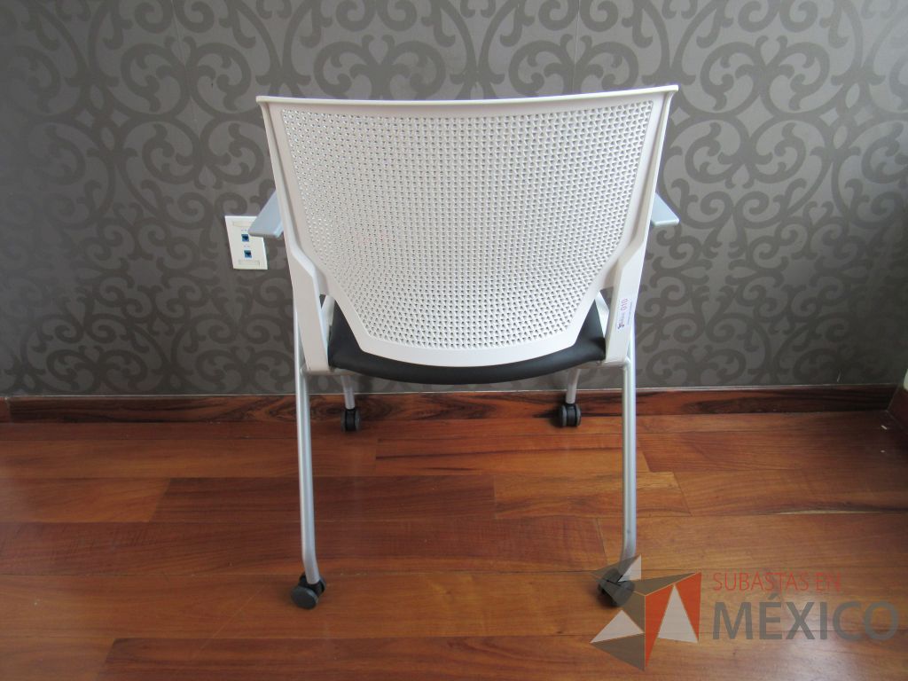 Lote 071 - 5 Sillas de visita con ruedas, asiento tipo piel color negro.y respaldo color blanco - Imagen 7