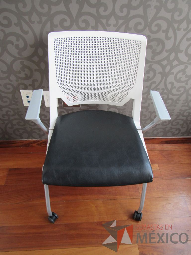 Lote 071 - 5 Sillas de visita con ruedas, asiento tipo piel color negro.y respaldo color blanco - Imagen 8