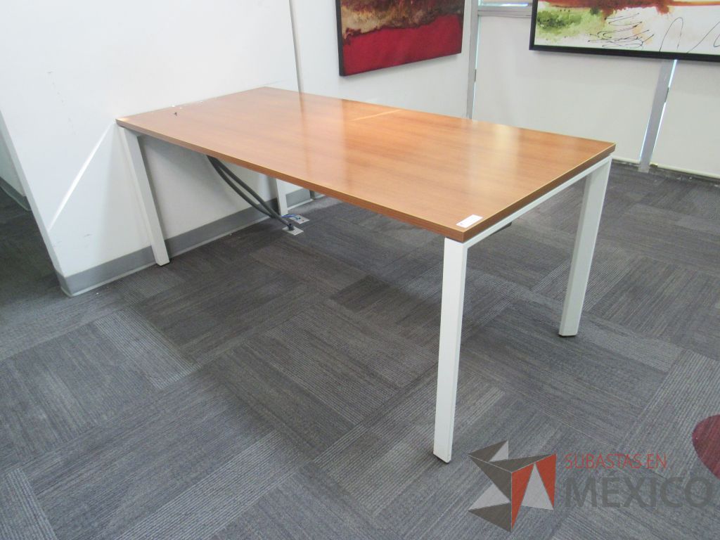 Lote 015 - 3 Mesas de trabajo con base metálica y cubierta color madera - Imagen 7