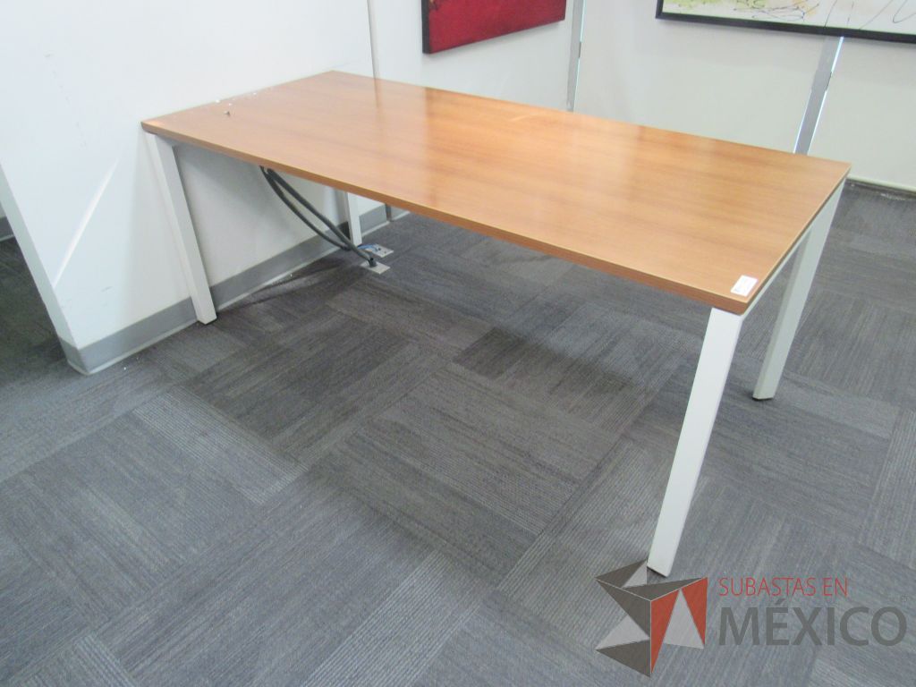 Lote 015 - 3 Mesas de trabajo con base metálica y cubierta color madera - Imagen 13