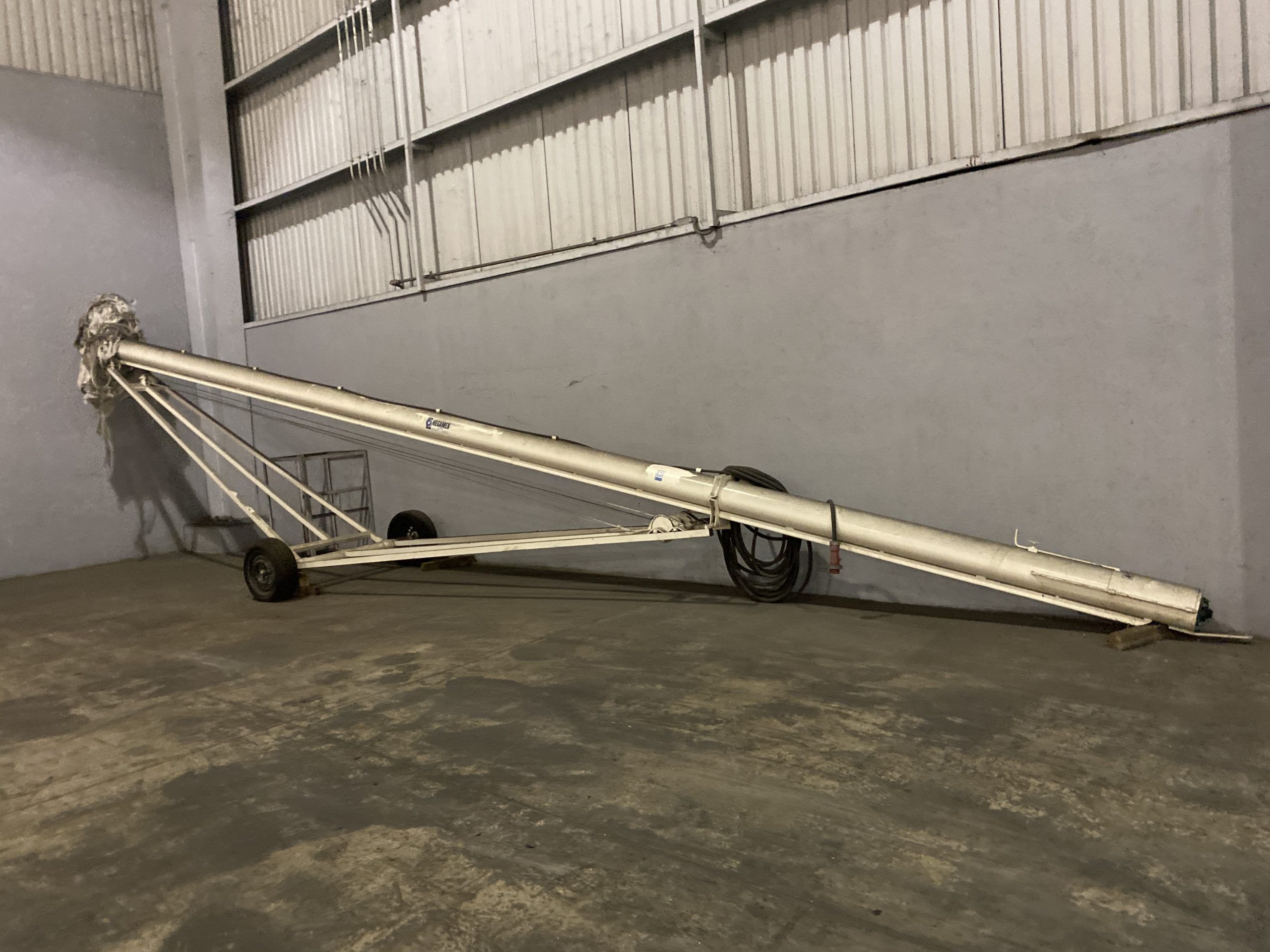 Lote 003 - Transportador para granos, helicoidal de bazuca metálica con ruedas color blanco - Imagen 23