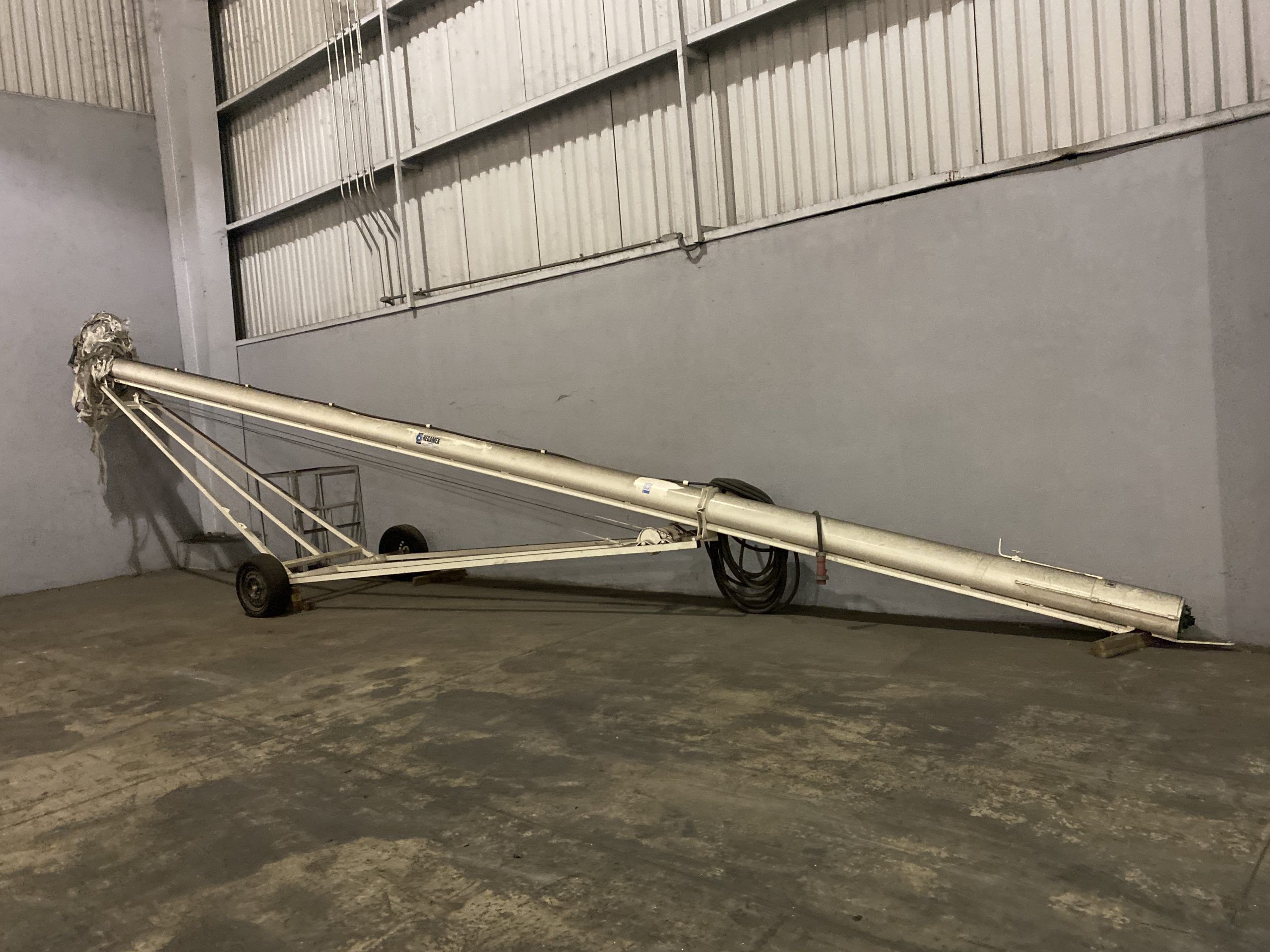 Lote 003 - Transportador para granos, helicoidal de bazuca metálica con ruedas color blanco - Imagen 24