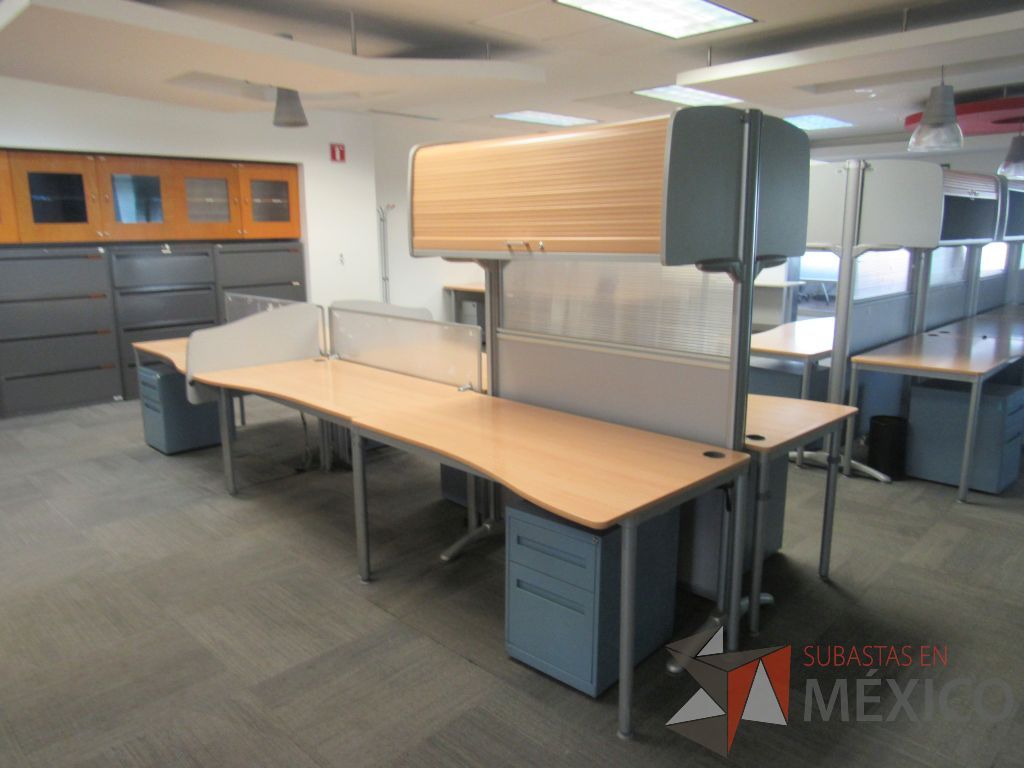 Lote 024 - Estación de trabajo para 6 personas de mampara alta con 2 gavetas y 5 archiveros verticales color azul