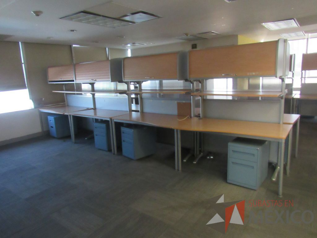 Lote 025 - Estación de trabajo para 8 personas con 8 gavetas, 2 repisas y 8 archivero vertical de 2 cajones color azul