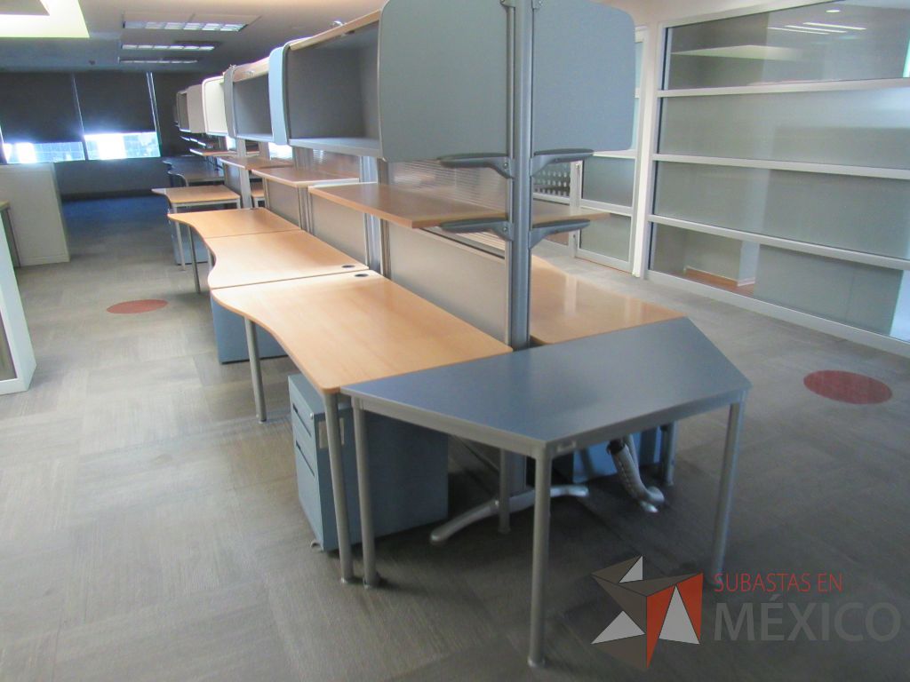 Lote 026 - Estación de trabajo para 6 personas y mesa de trabajo con cubierta color azul - Imagen 5