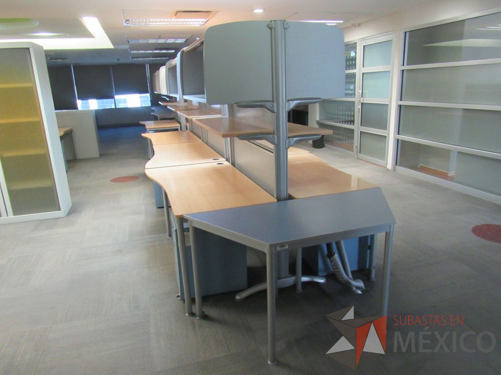 Lote 026 - Estación de trabajo para 6 personas y mesa de trabajo con cubierta color azul - Imagen 7