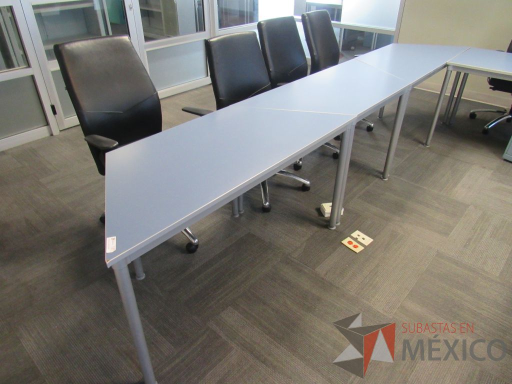 Lote 034 - Mesa de sala de juntas en herradura en 7 piezas con base metálica y cubierta color azul - Imagen 8