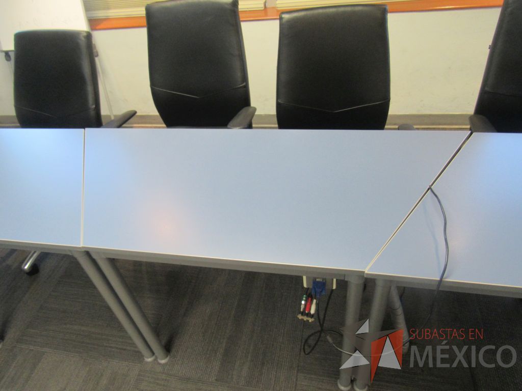 Lote 034 - Mesa de sala de juntas en herradura en 7 piezas con base metálica y cubierta color azul - Imagen 10