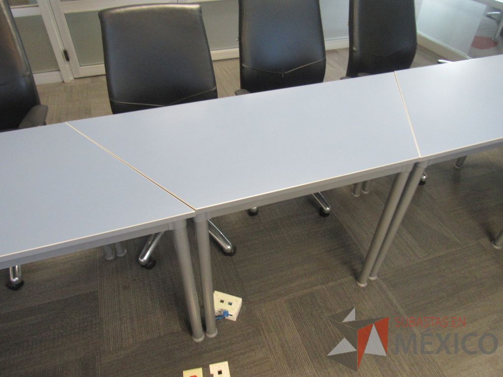 Lote 034 - Mesa de sala de juntas en herradura en 7 piezas con base metálica y cubierta color azul - Imagen 11