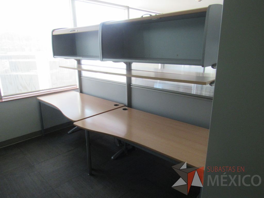 Lote 027 - Estación de trabajo para 4 personas con 4 gavetas, 4 repisas y 4 archiveros - Imagen 4