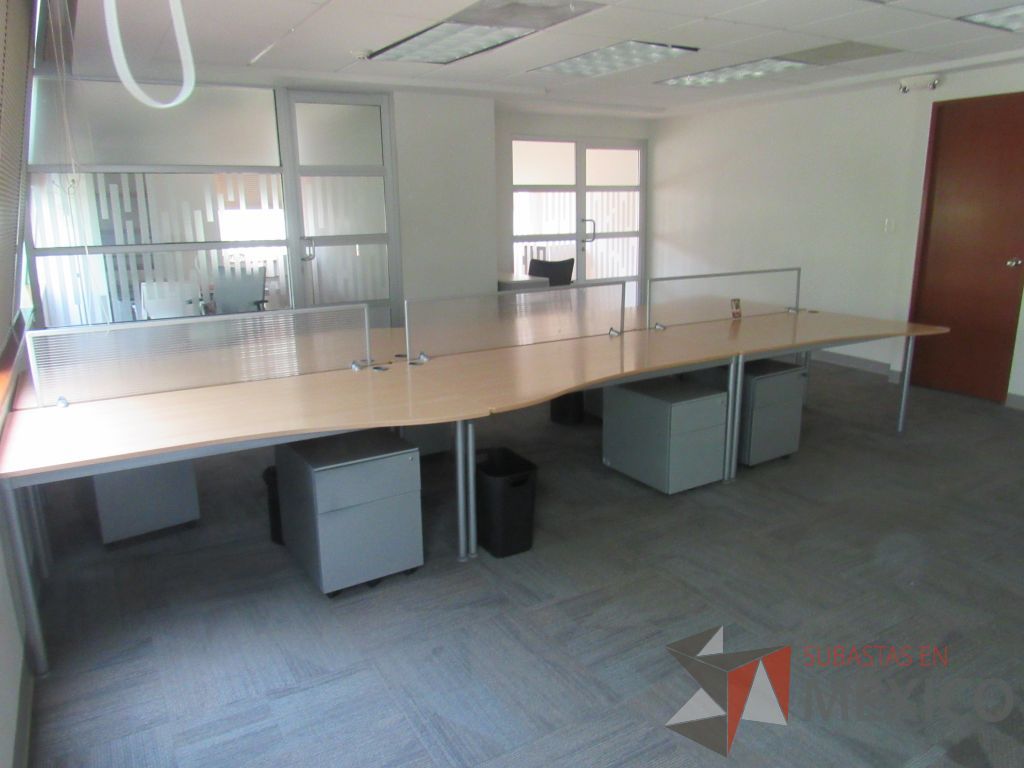 Lote 028 - Estación de trabajo para 6 personas con mampara baja y 6 archiveros de 2 cajones color gris - Imagen 3