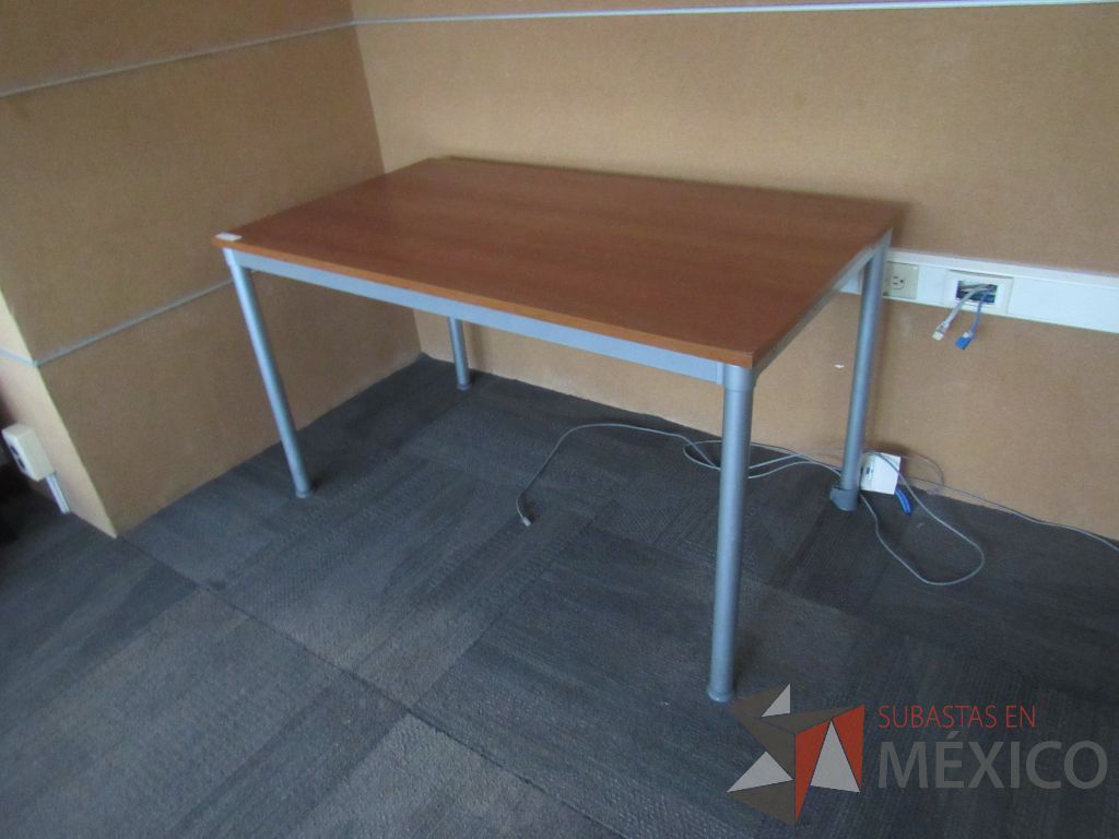 Lote 015 - 3 Mesas de trabajo con base metálica y cubierta color madera - Imagen 3