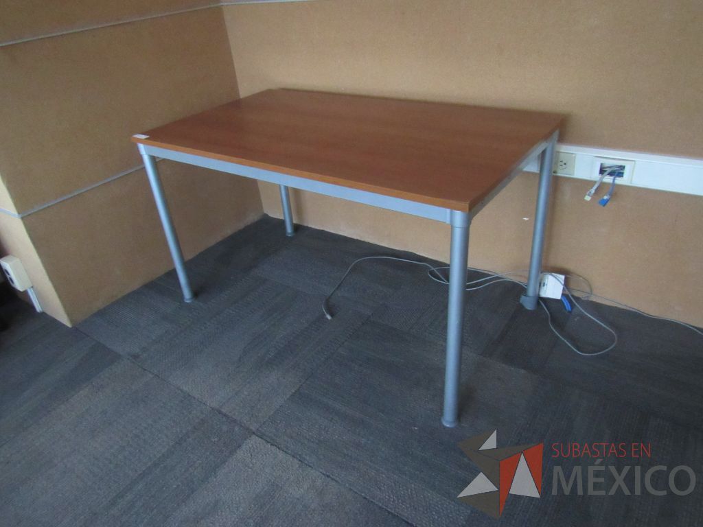 Lote 015 - 3 Mesas de trabajo con base metálica y cubierta color madera - Imagen 4