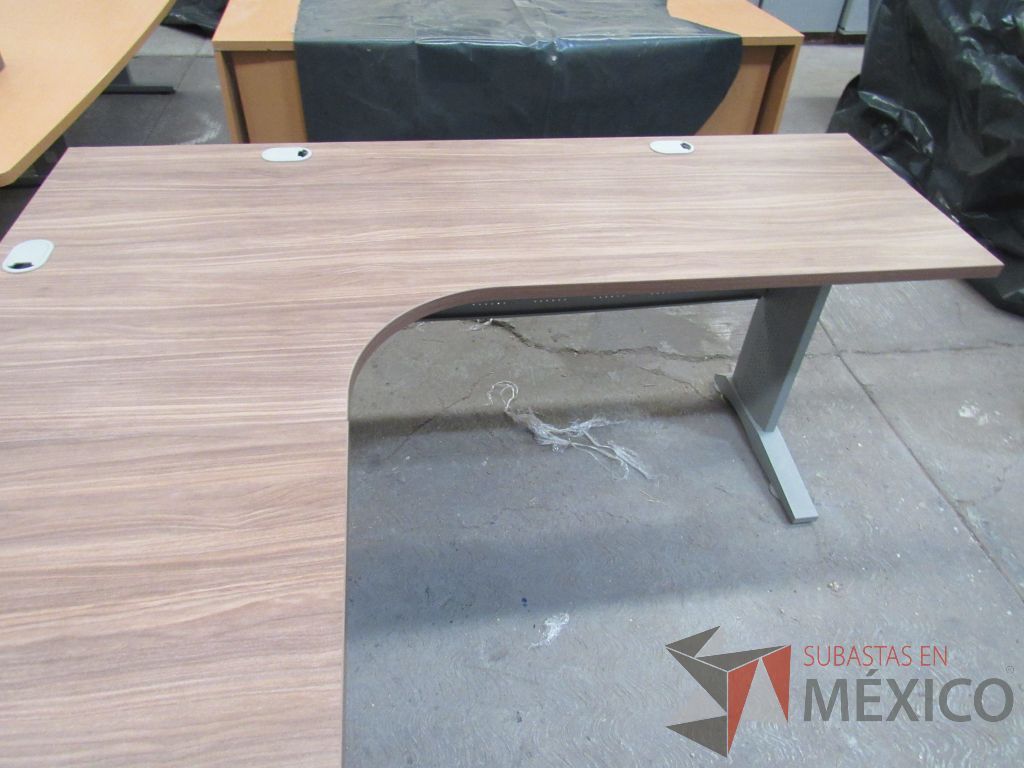 Lote 101 - Escritorio en herradura con base metálica, archivero de pedestal de 3 cajones y cubierta color café con terminación rectangular