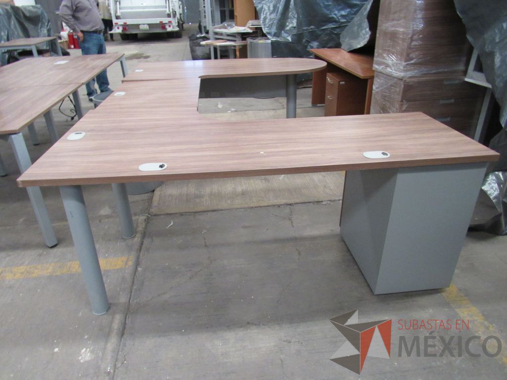 Lote 064 - Escritorio en herradura con base metálica, archivero de pedestal de 3 cajones y cubierta color café con terminación semicircular - Imagen 2