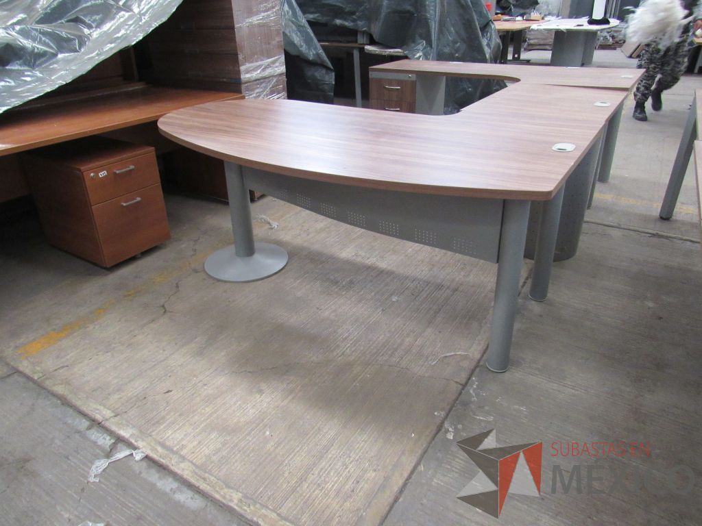 Lote 064 - Escritorio en herradura con base metálica, archivero de pedestal de 3 cajones y cubierta color café con terminación semicircular - Imagen 7
