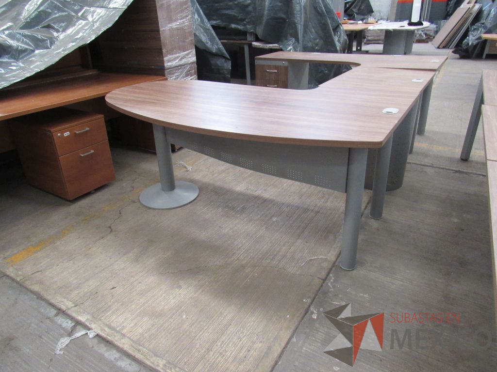 Lote 064 - Escritorio en herradura con base metálica, archivero de pedestal de 3 cajones y cubierta color café con terminación semicircular - Imagen 8