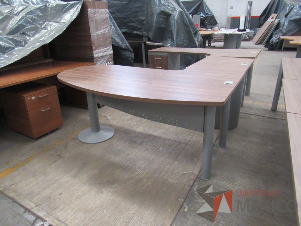 Lote 064 - Escritorio en herradura con base metálica, archivero de pedestal de 3 cajones y cubierta color café con terminación semicircular