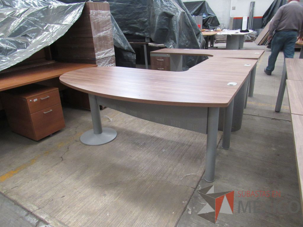 Lote 064 - Escritorio en herradura con base metálica, archivero de pedestal de 3 cajones y cubierta color café con terminación semicircular - Imagen 9