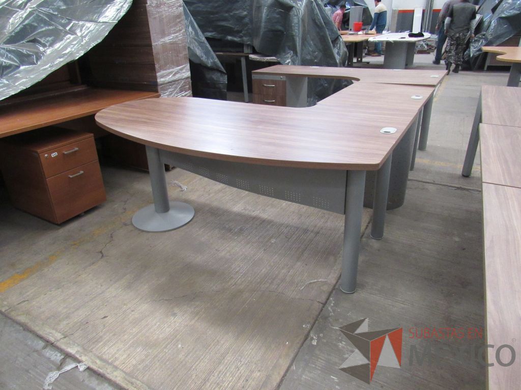 Lote 064 - Escritorio en herradura con base metálica, archivero de pedestal de 3 cajones y cubierta color café con terminación semicircular - Imagen 10