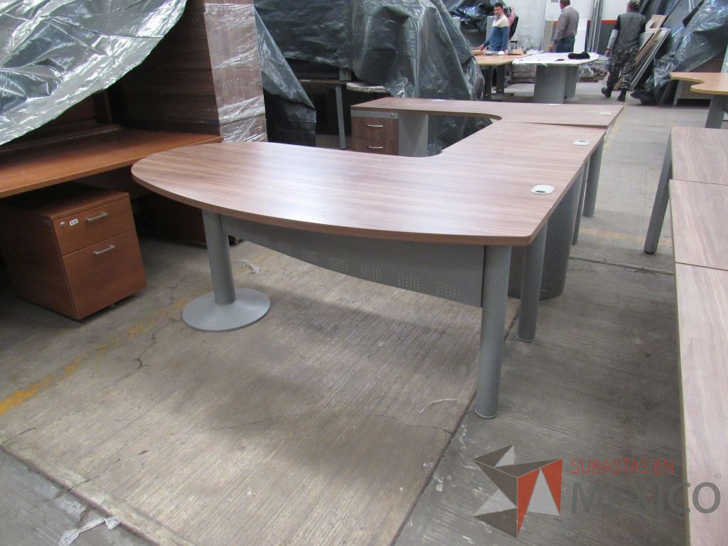 Lote 064 - Escritorio en herradura con base metálica, archivero de pedestal de 3 cajones y cubierta color café con terminación semicircular - Imagen 11