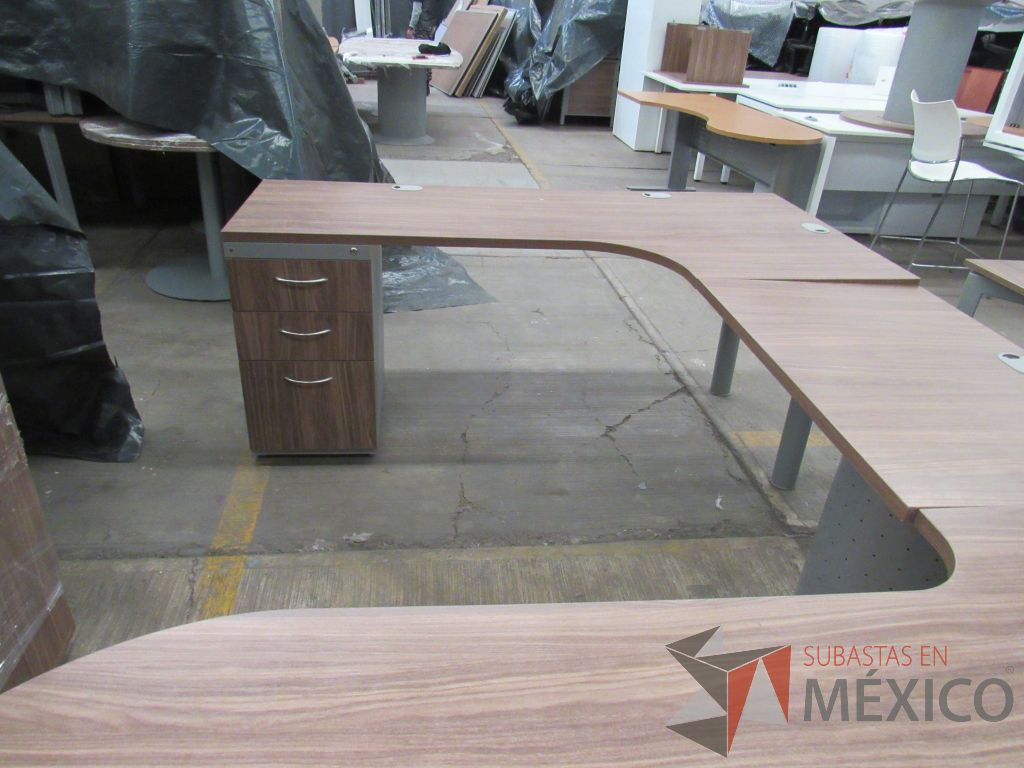Lote 064 - Escritorio en herradura con base metálica, archivero de pedestal de 3 cajones y cubierta color café con terminación semicircular - Imagen 12