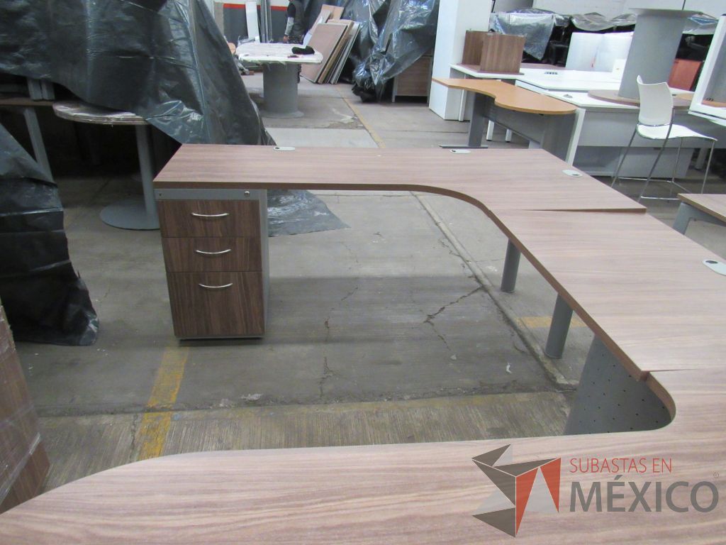 Lote 064 - Escritorio en herradura con base metálica, archivero de pedestal de 3 cajones y cubierta color café con terminación semicircular - Imagen 14