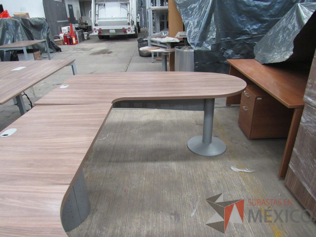 Lote 064 - Escritorio en herradura con base metálica, archivero de pedestal de 3 cajones y cubierta color café con terminación semicircular - Imagen 16