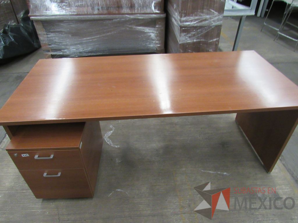 Lote 048 - Escritorio tipo madera con archivero móvil de 2 cajones color café - Imagen 2