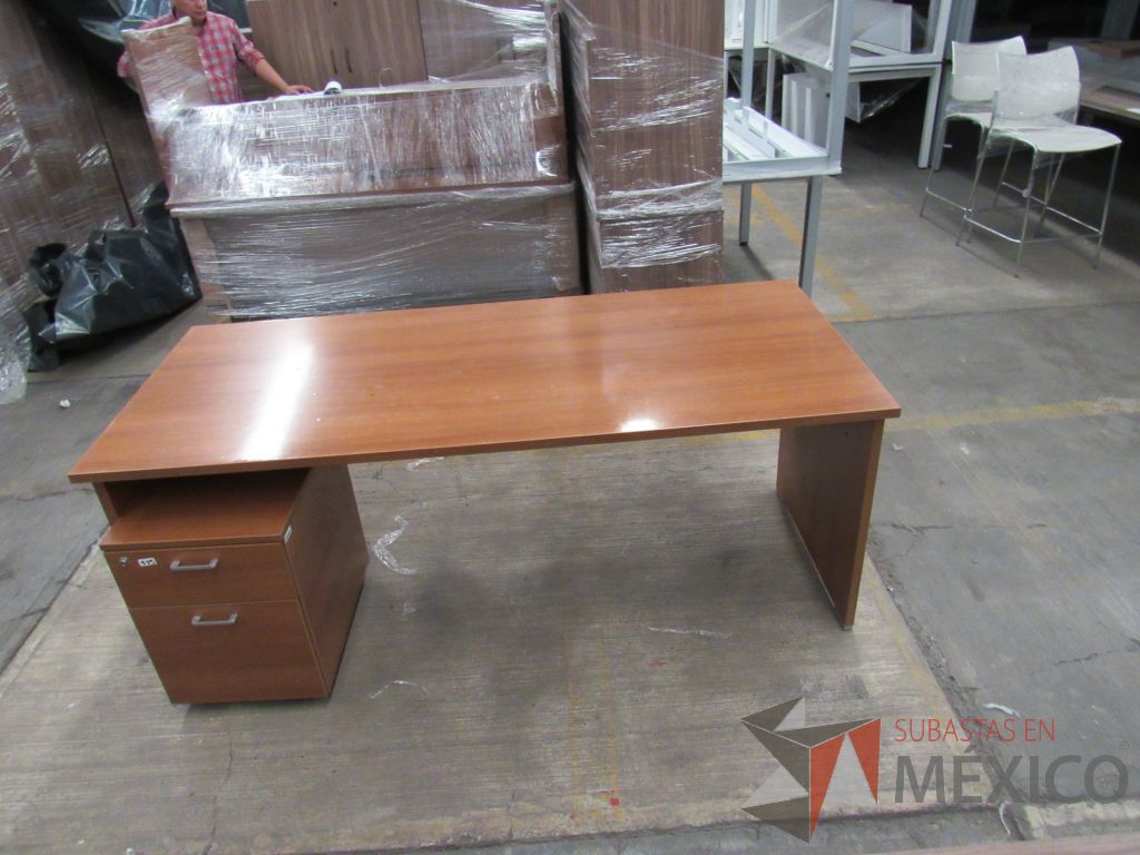 Lote 048 - Escritorio tipo madera con archivero móvil de 2 cajones color café - Imagen 3