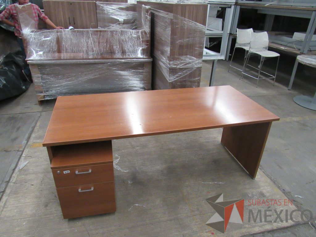 Lote 048 - Escritorio tipo madera con archivero móvil de 2 cajones color café - Imagen 4