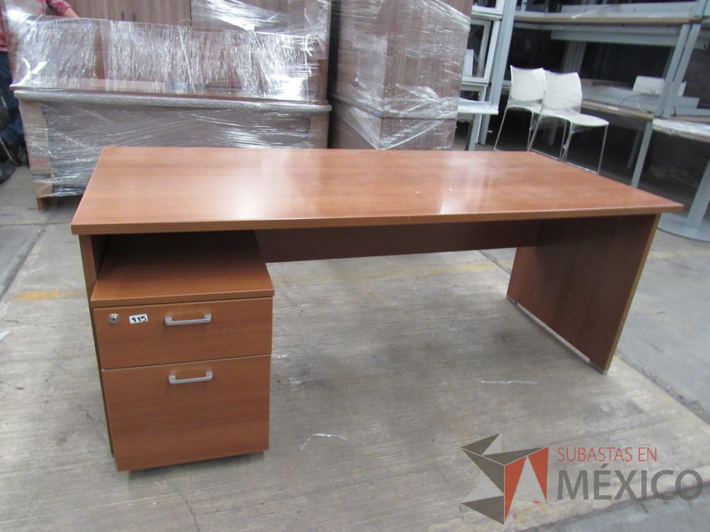 Lote 048 - Escritorio tipo madera con archivero móvil de 2 cajones color café