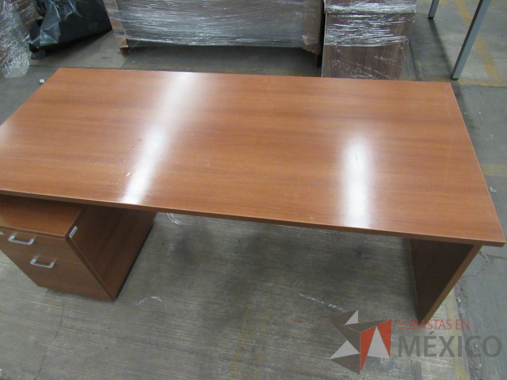Lote 048 - Escritorio tipo madera con archivero móvil de 2 cajones color café - Imagen 6