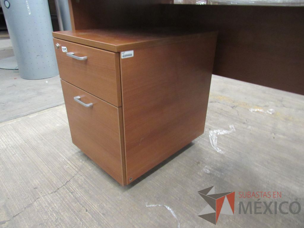 Lote 048 - Escritorio tipo madera con archivero móvil de 2 cajones color café - Imagen 7