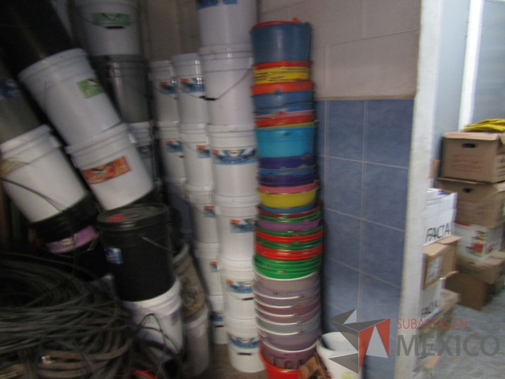 Lote 179 - (Más de 400 artículos), Contenedores para basura, Cubetas, Recogedores, Persianas... - Imagen 75