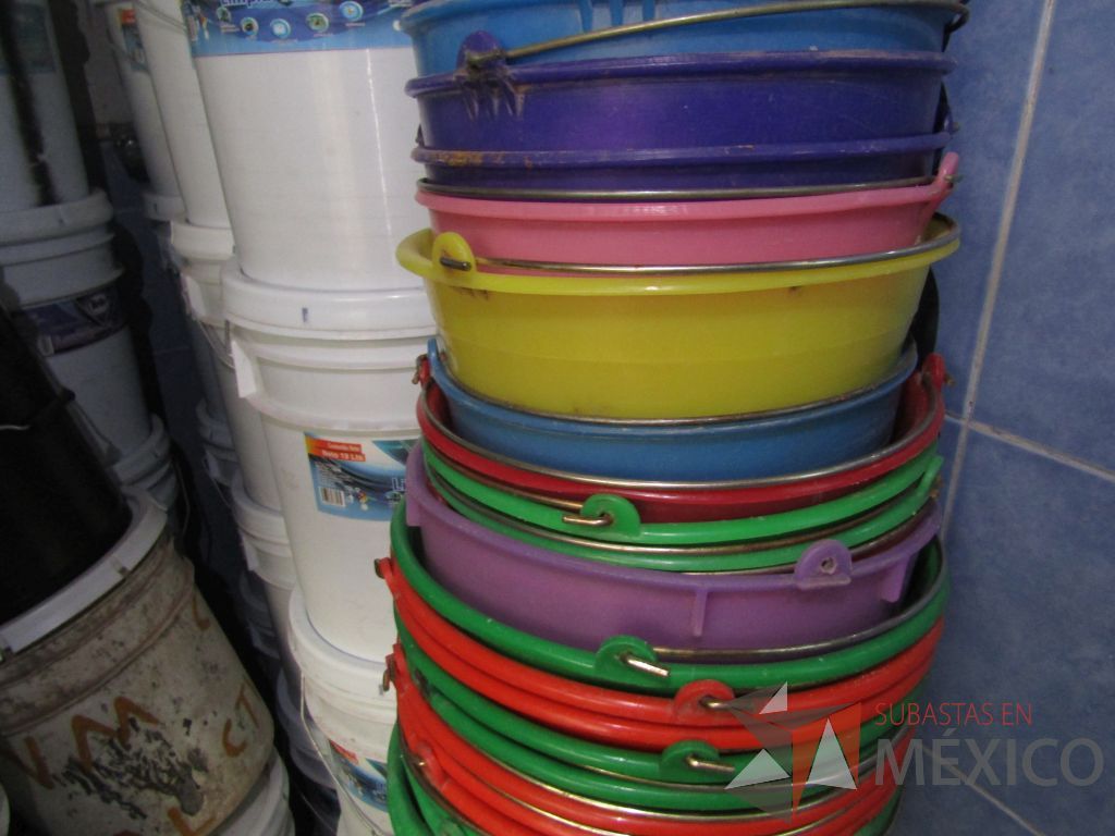 Lote 179 - (Más de 400 artículos), Contenedores para basura, Cubetas, Recogedores, Persianas... - Imagen 77