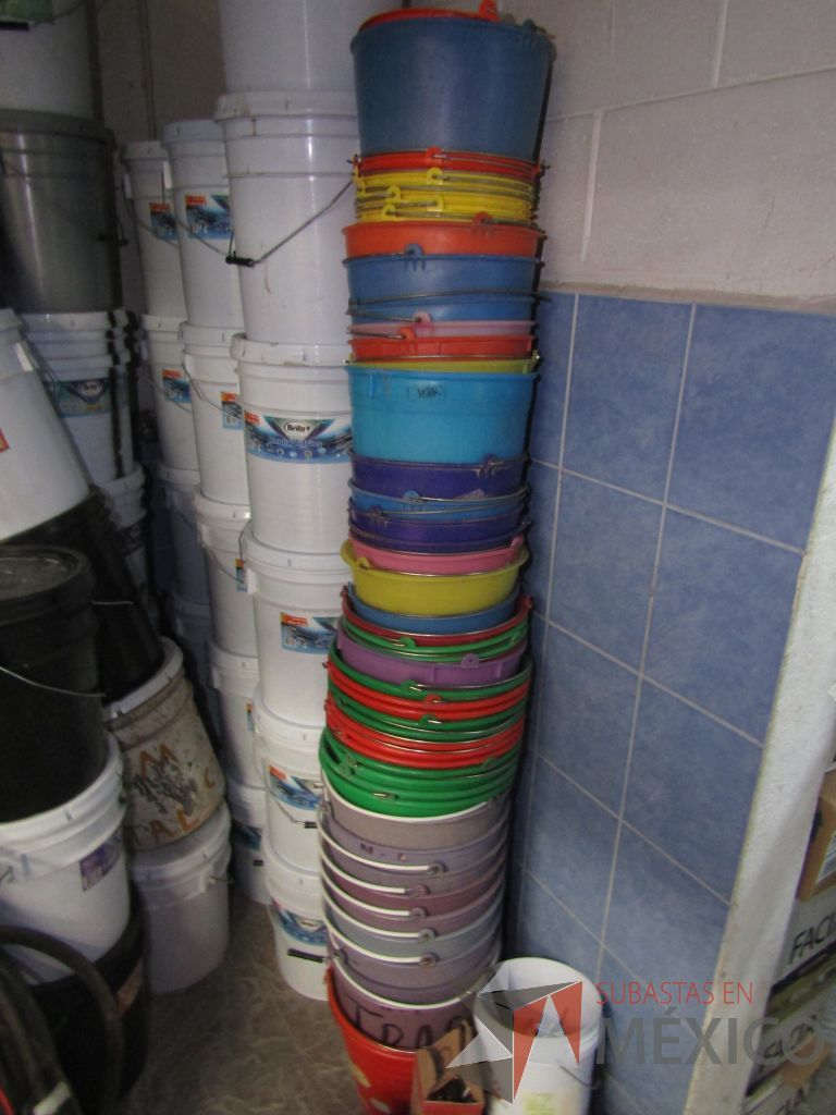 Lote 179 - (Más de 400 artículos), Contenedores para basura, Cubetas, Recogedores, Persianas... - Imagen 8