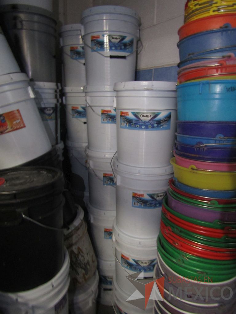 Lote 179 - (Más de 400 artículos), Contenedores para basura, Cubetas, Recogedores, Persianas... - Imagen 71