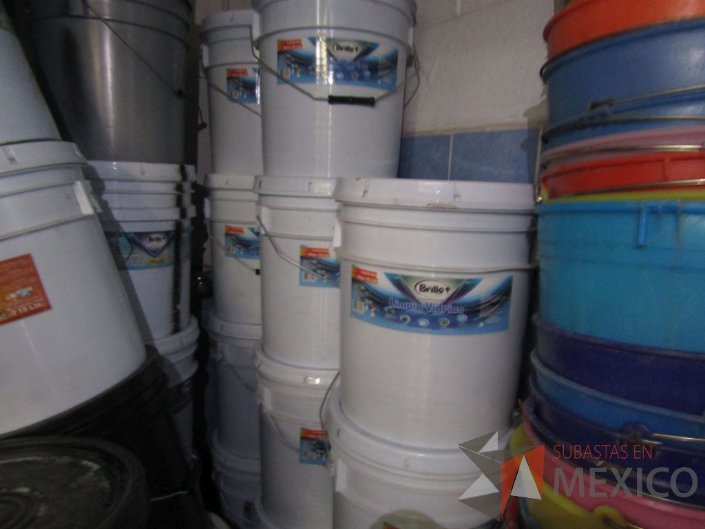 Lote 179 - (Más de 400 artículos), Contenedores para basura, Cubetas, Recogedores, Persianas... - Imagen 72